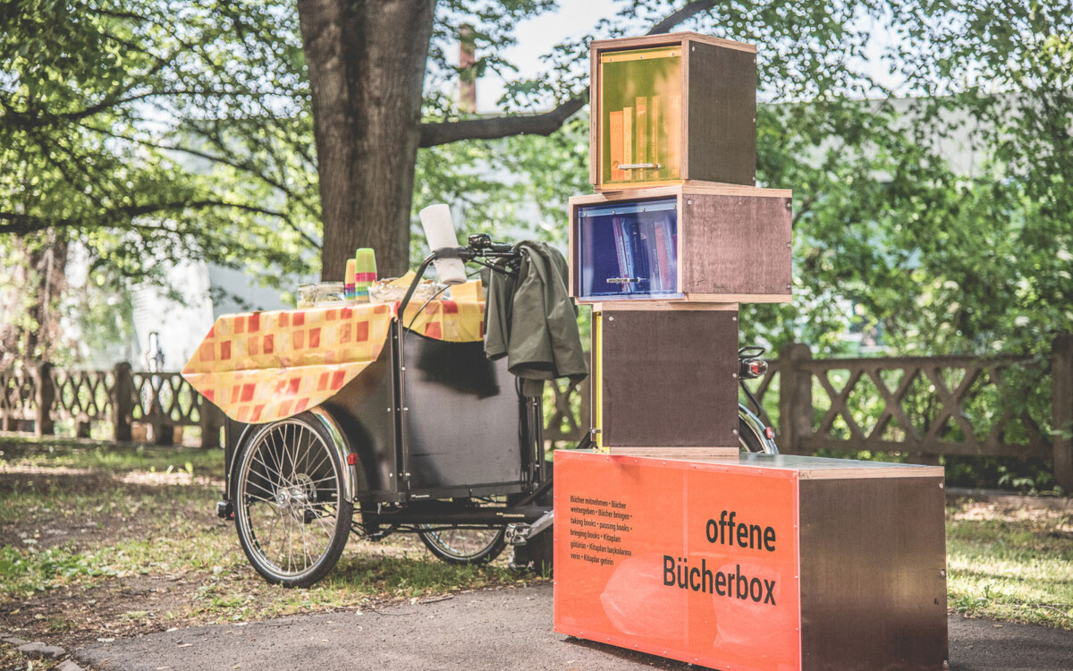 Offene Bücherbox mit mobiler Kaffeeküche