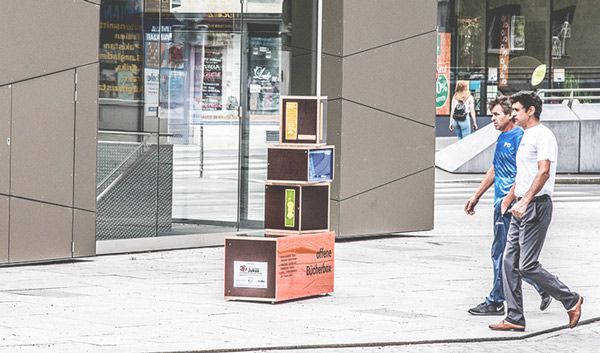 Offene Bücherbox mit Besuchern